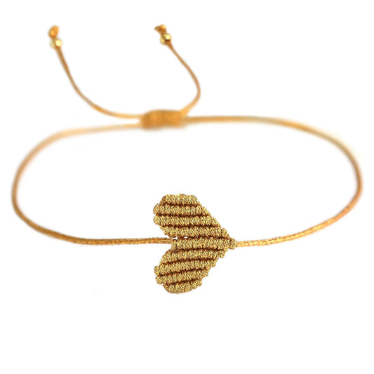 Armband mit goldenem Band und geflochtenem Herz in gold von Love biza. Dank praktischem Schiebeknoten passt das Armband an jedes Handgelenk!