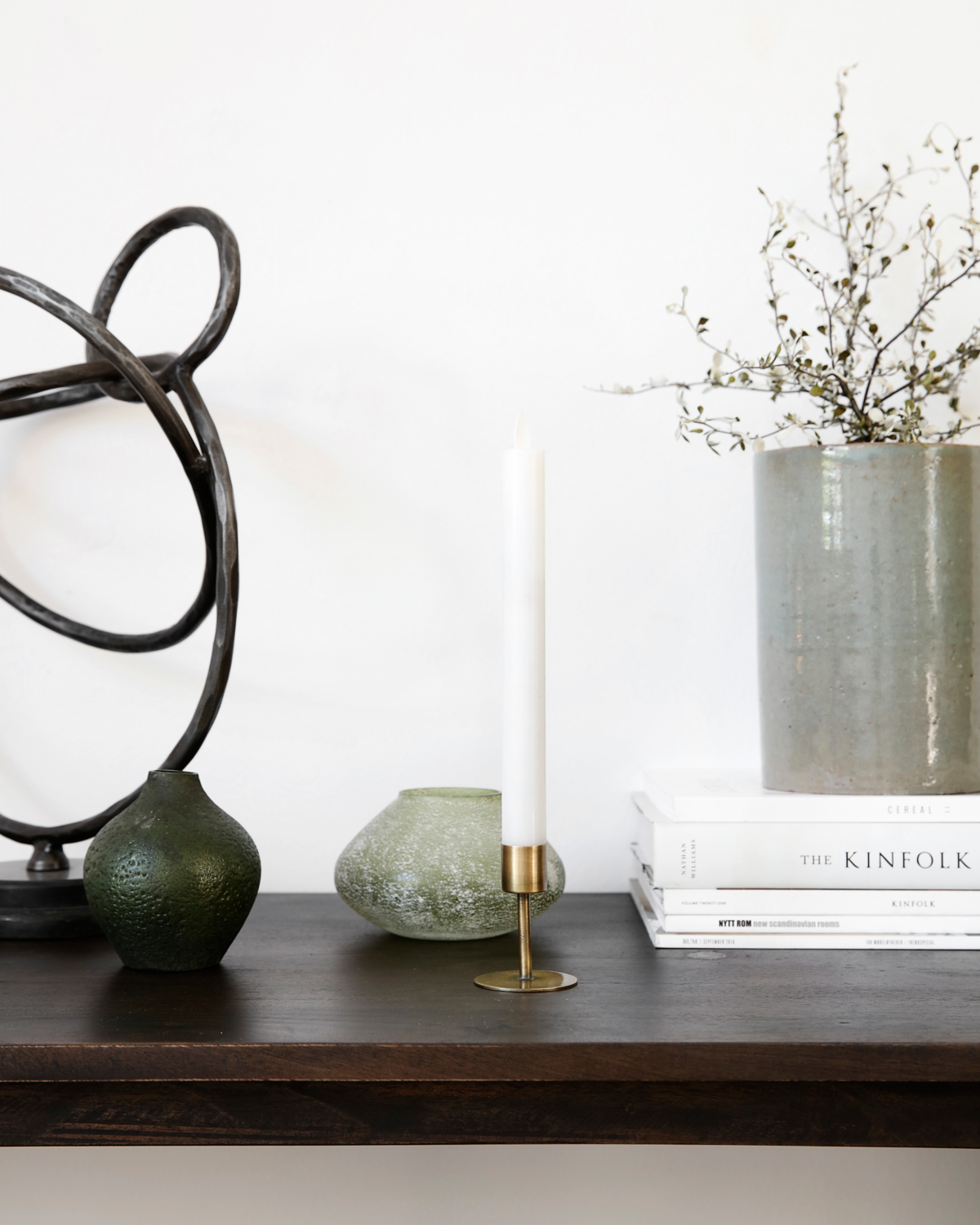 Kerzenständer "Anit" von House Doctor - schlichtes, rundes Design aus Eisen mit Messing-Optik.