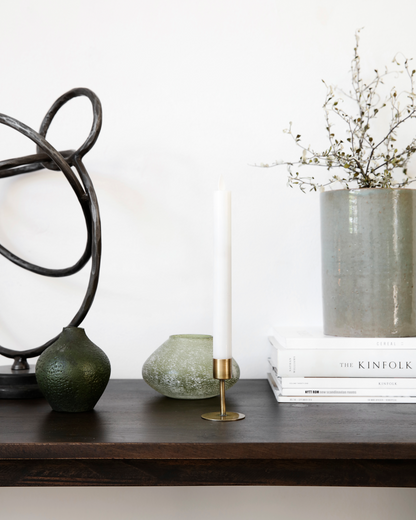 Kerzenständer "Anit" von House Doctor - schlichtes, rundes Design aus Eisen mit Messing-Optik.