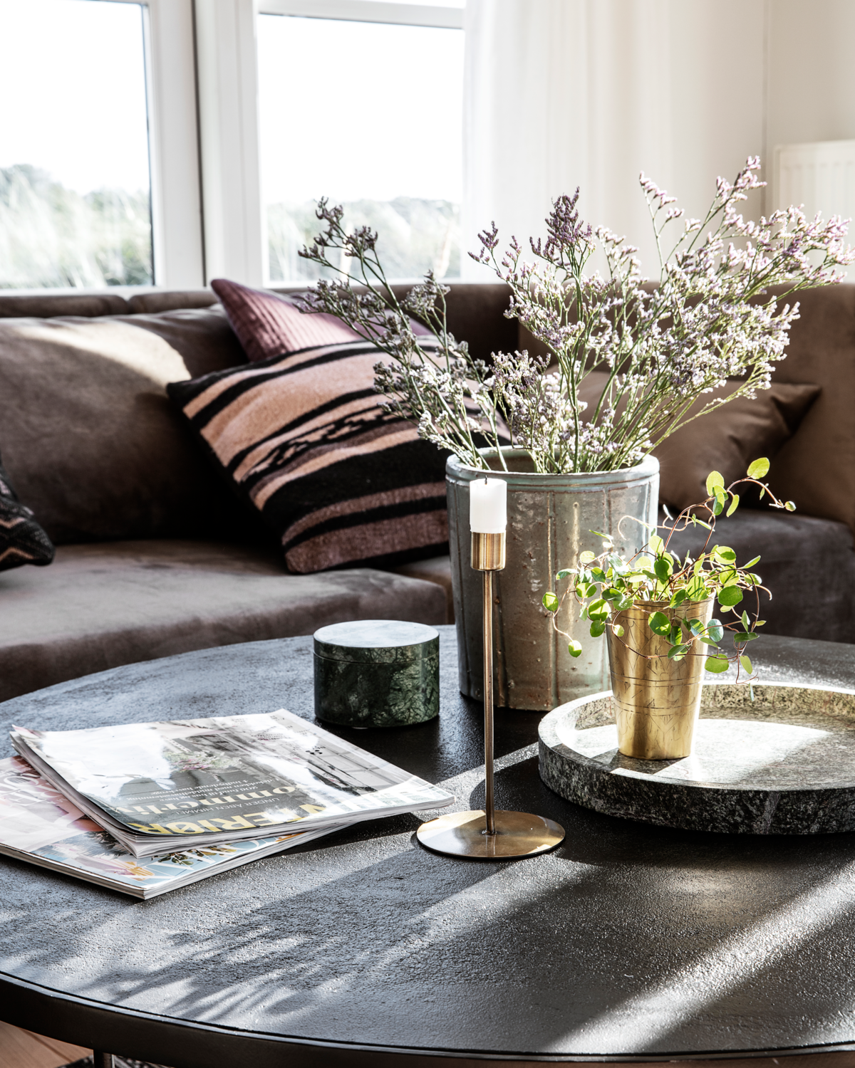 Kerzenständer "Anit" von House Doctor - schlichtes, rundes Design aus Eisen mit Messing-Optik