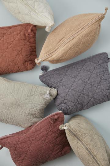 Kulturbeutel in chocolate brown von IB Laursen  im Mix mit anderen Farben – für Make Up und Pflegeprodukte.