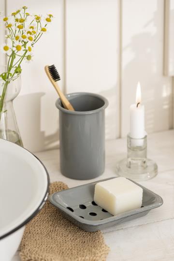 Seifenschale in grau aus Emaille von IB Laursen - ideales Dekodetail im Bad