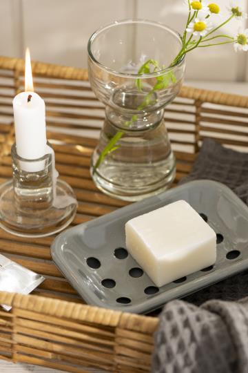 Seifenschale in grau aus Emaille von IB Laursen - mit durchlöchertem Einsatz für leichtes Abfliessen von Wasser