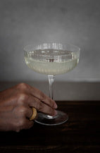 Das Champagnerglas von ERNST - ein stylisches Glas für besondere Momente mit Freunden und Familie. 