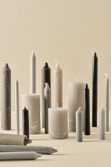 Dünne Stabkerze in creme von IB Laursen im Mix mit anderen formen und Farben - für individuelle Arrangements.