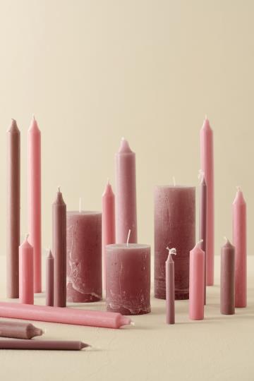 Dünne Stabkerze in malva von IB Laursen im Mix mit anderen Formen und Farben - für individuelle Arrangments.