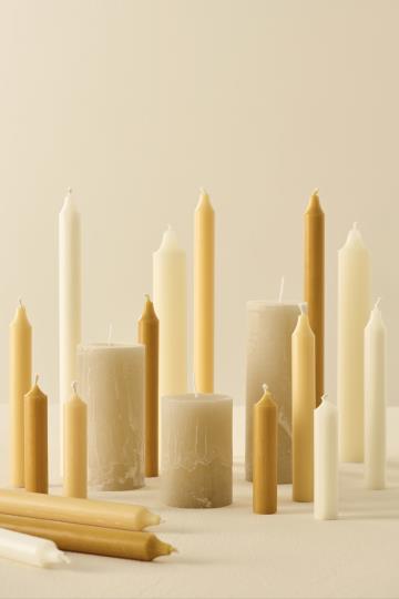 Kerze "Rustik" in gelb von IB Laursen im Mix mit anderen Farben und Formen - für individuelle Arrangements