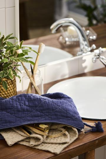 Kulturbeutel im Farbton indigo blau von IB Laursen  – für Kosmetik und Make Up für unterwegs auf Reisen