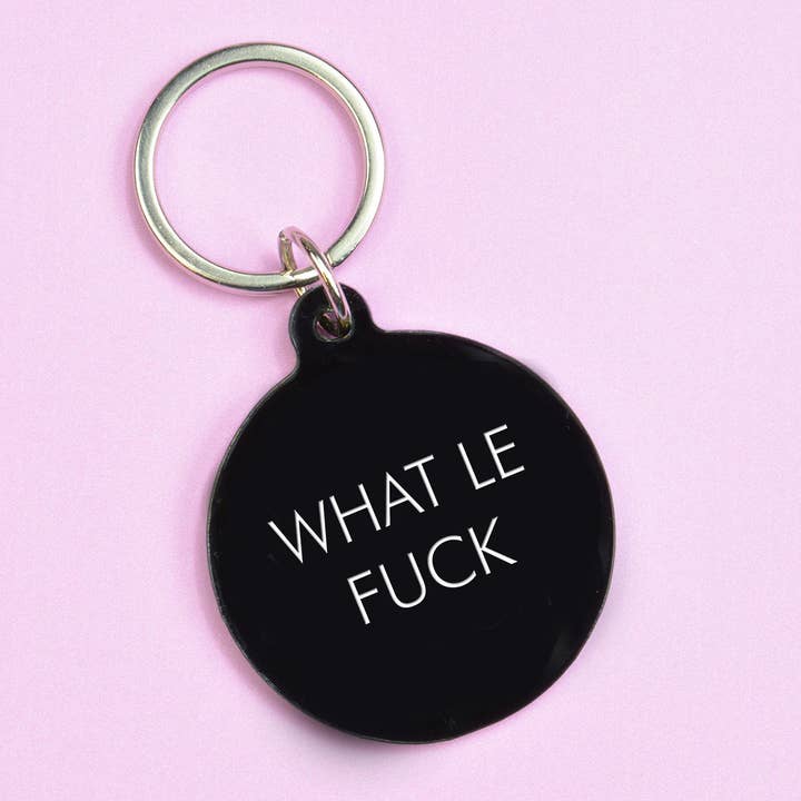 Schlüsselanhänger von Flamingo Candles mit Statement "What le fuck" auf schwarzem Acryl graviert. 