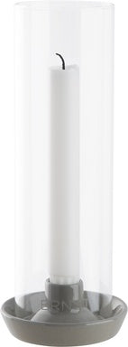Kerzenständer von Ernst mit grauem Sockel aus Steingut und Glaszylinder im skandinavischen Stil. 