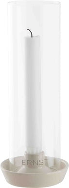 Kerzenständer von Ernst mit beigem Sockel aus Steingut und Glaszylinder im skandinavischen Stil. 