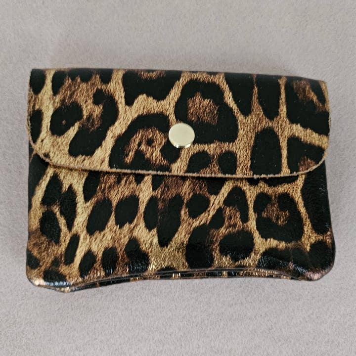 Portemonnaie aus schimmerndem Leder in dunklem leo - Ideal für den Alltag oder für die nächste Party. 