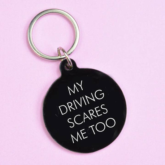Schlüsselanhänger von Flamingo Candles mit Statement "My driving scares me too" auf schwarzem Acryl graviert.