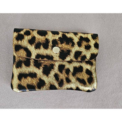 Portemonnaie aus schimmerndem Leder im Leo Look -  Ideal für den Alltag oder für die nächste Party. 