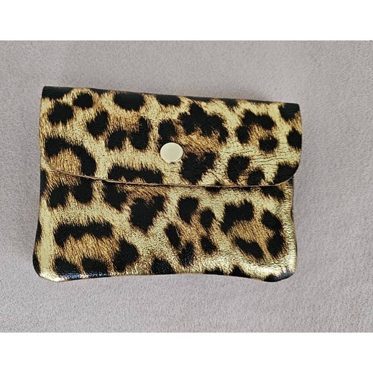 Portemonnaie aus schimmerndem Leder im Leo Look -  Ideal für den Alltag oder für die nächste Party. 