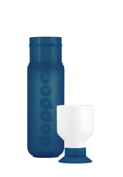 Dopper 450 ml Trinkflasche in der Farbe Cosmic Storm - mit integriertem Becher