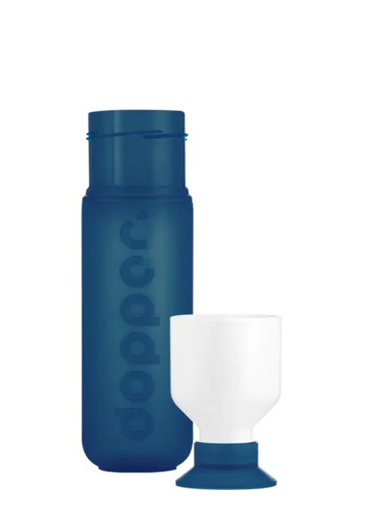 Dopper 450 ml Trinkflasche in der Farbe Cosmic Storm - mit integriertem Becher