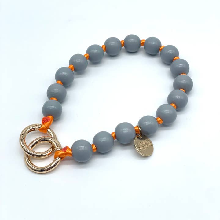 Stylische Handykette mit Holzperlen in den sommerlichen Farben grau und orange. 