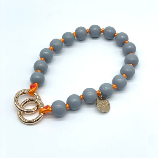 Stylische Handykette mit Holzperlen in den sommerlichen Farben grau und orange. 