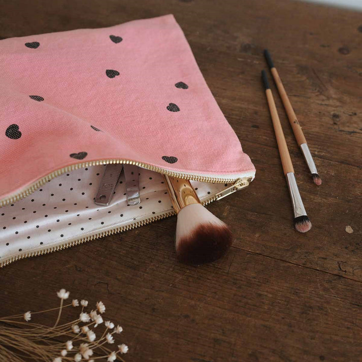 Clutch "Lili" in natur mit schwarzen Herzen von Rose in Apri - Ideal für Dokumente, Tablet und Accessoires.