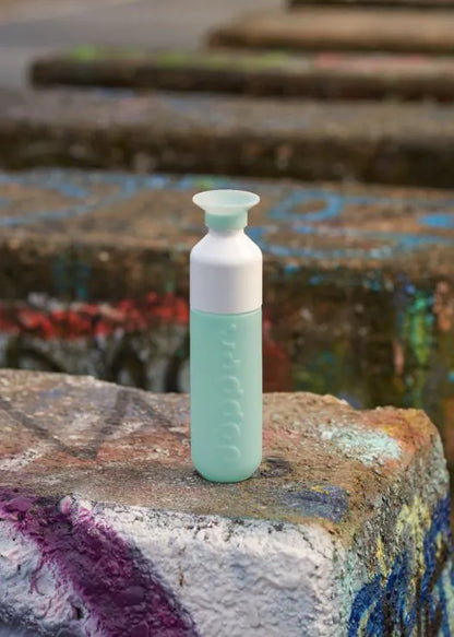 Dopper 450 ml Trinkflasche in der Farbe Polarblau - Produktabbildung in der Natur