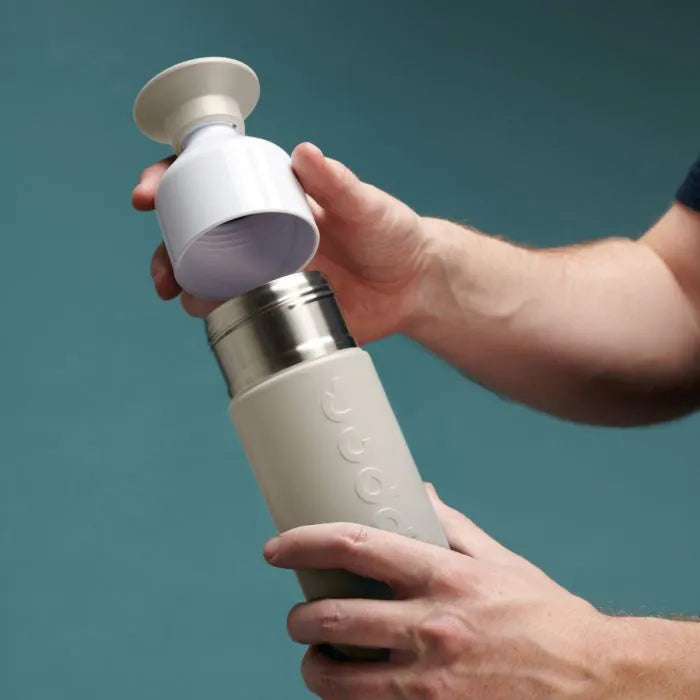 Dopper Insulated 350 ml in Pebble Peach – in Hand gehalten, aufgedreht