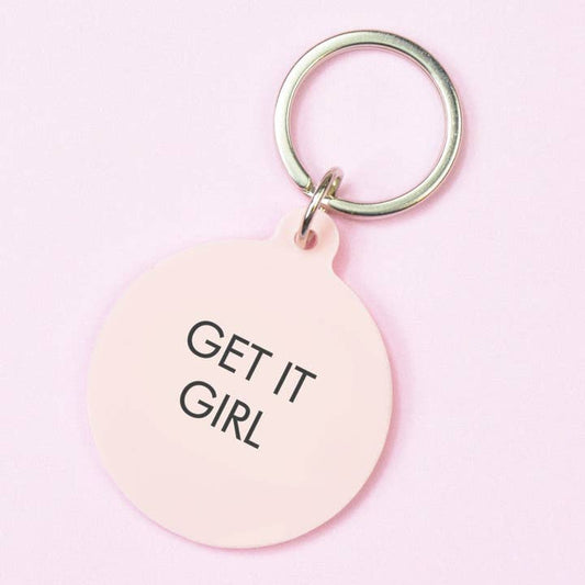 Schlüsselanhänger von Flamingo Candles mit Statement "Get it girl" auf rosa Acryl graviert. 