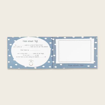 Freundeheft "Hallo Wunder" in blau von Ava & Yves - Detailaufnahme Text- und Bildfelder