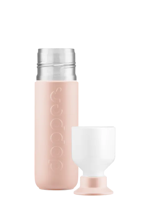 Dopper insulated 350ml in Pebble Peach - Detailaufnahme mit geöffnetem Becherteil