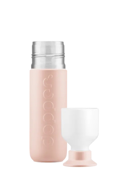 Dopper insulated 350ml in Pebble Peach - Detailaufnahme mit geöffnetem Becherteil