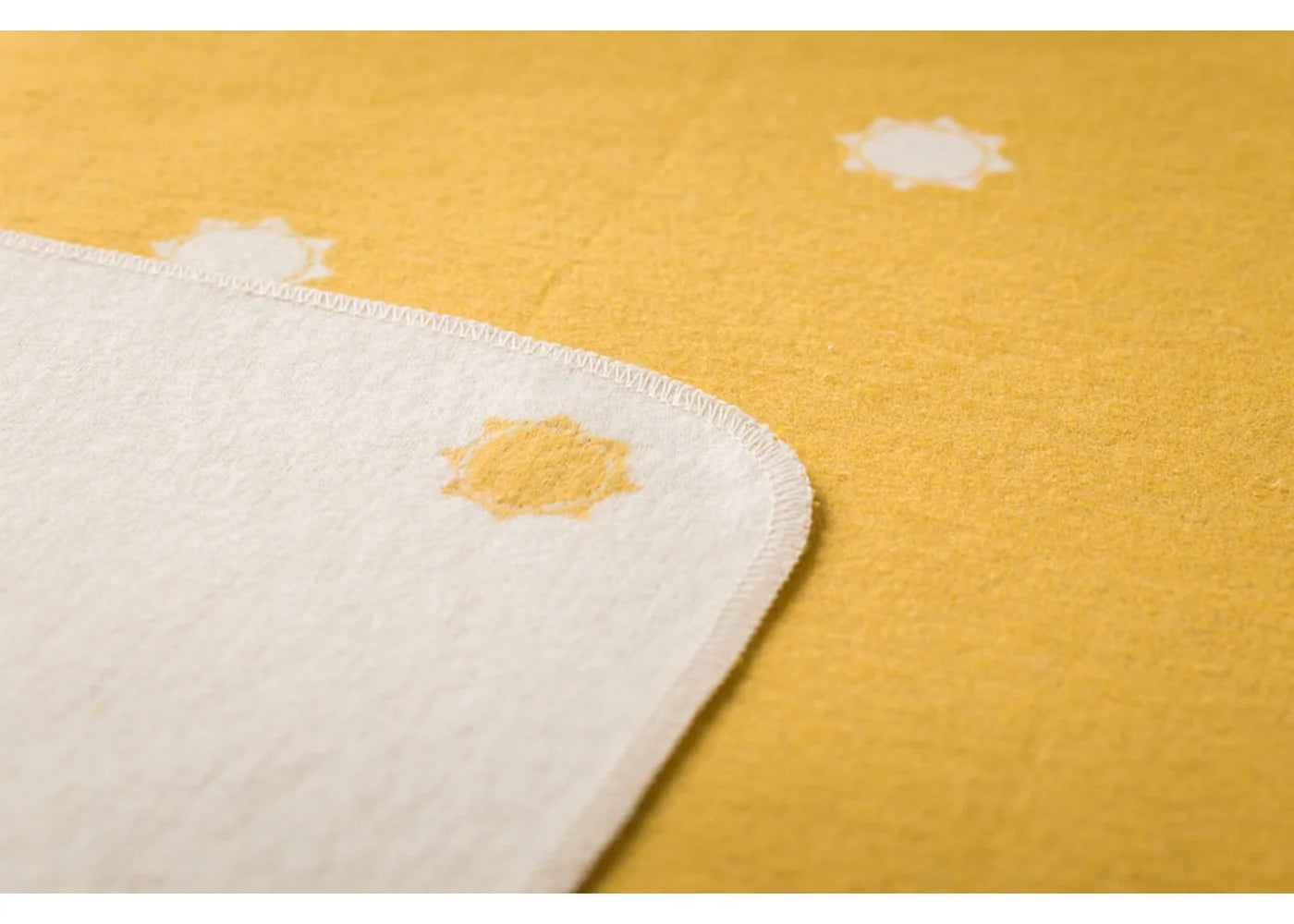 Babydecke "Sonne" von David Fussengger - doppelseitge Decke mit liebevollem Design