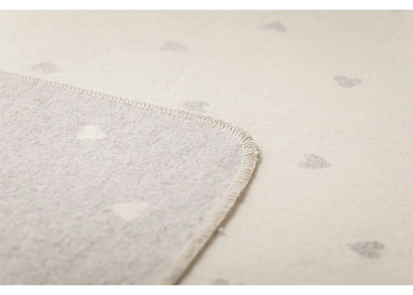 Babydecke "Herzen" in grau von David Fussengger -  doppelseitge Decke mit Herzen