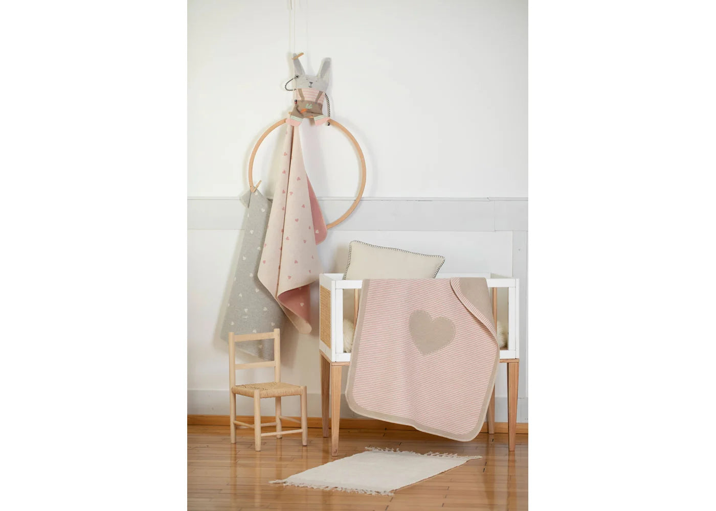 Babydecke "Herzen" in grau von David Fussengger -  ideales Geschenk für Baby und Kind