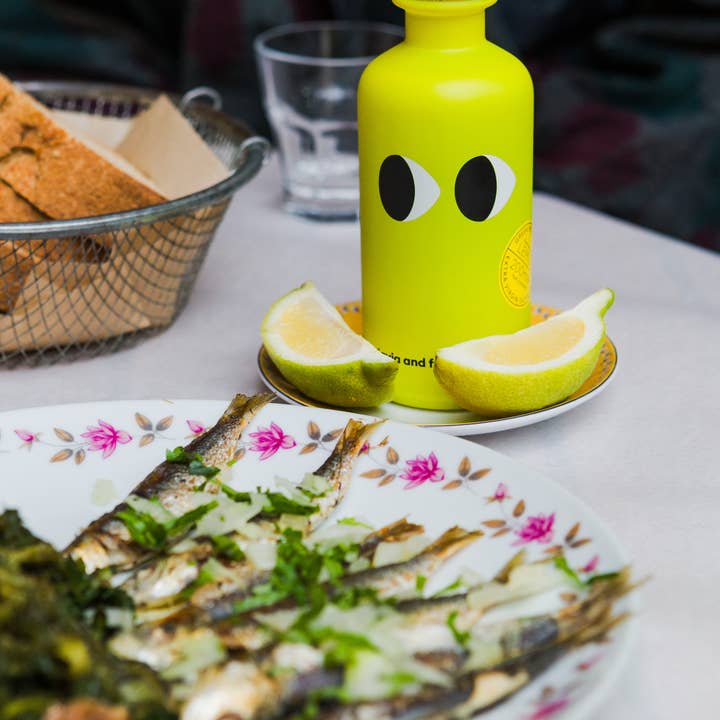 200ml Natives Olivenöl mit Zitronengeschmack von Yiayia & Freinds- angereichert mit dem belebnden Geschmack der Zitrone