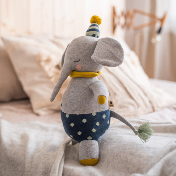 Elefant "Tonie" von Ava & Yves - detailreich gestaltet und liebevoll verarbeitet, ideal für Babys und Kinder.