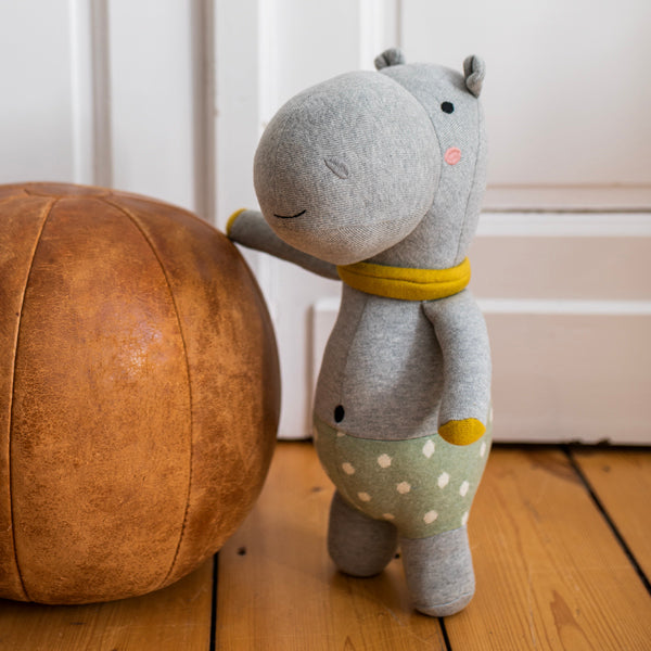 Nilpferd "Harry" von Ava & Yves - detailreich gestaltet und liebevoll verarbeitet, ideal für Babys und Kinder. 
