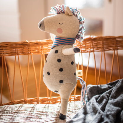 Pferd "Rainbow" von Ava & Yves - etailreich gestaltet und liebevoll verarbeitet, ideal für Babys und Kinder.