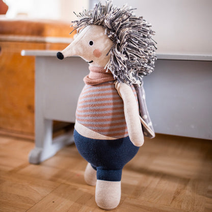Igel "Kurt" von Ava & Yves - detailreich gestaltet und liebevoll verarbeitet, ideal für Babys und Kinder.