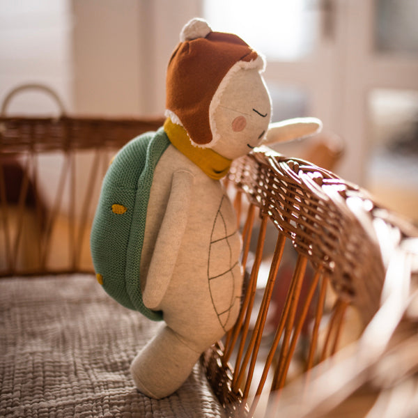 Schildkröte "Edgar" von Ava & Yves - ochwertiges Stofftier mit gesticktem Gesicht und charmanten Details.