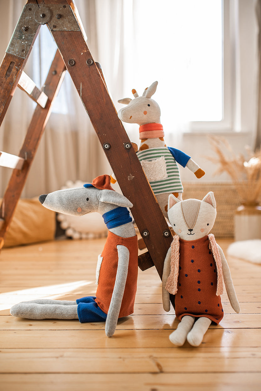 Giraffe "MAila" von Ava & Yves mit anderen Kuscheltiere - treue Begleiter und ideale geschenkidee