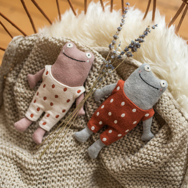 Babyrassel "Frosch" in grau und rosa von Ava & Yves - ideales Geschenk zur Geburt