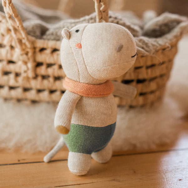 Babyrassel "Nilpferd" von Ava & Yves - liebevoll designt, ideales Geschenk zur Geburt