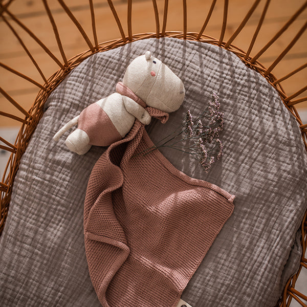 Rosafarbenes Kuscheltuch mit Hippo von Ava&Yves: liebevoll Begleiter für Babys. Perfekt als Geschenk zur Geburt oder Taufe.