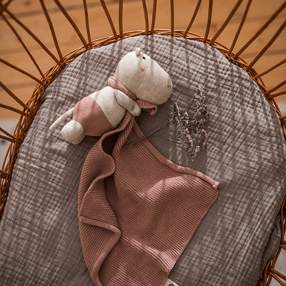 Rosafarbenes Kuscheltuch mit Hippo von Ava&Yves: liebevoll Begleiter für Babys. Perfekt als Geschenk zur Geburt oder Taufe.