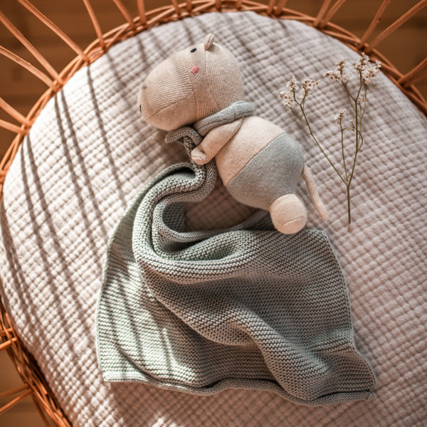 Graublaues Kuscheltuch mit Hippo von Ava & Yves - ideales Geschenk zur Geburt oder Taufe