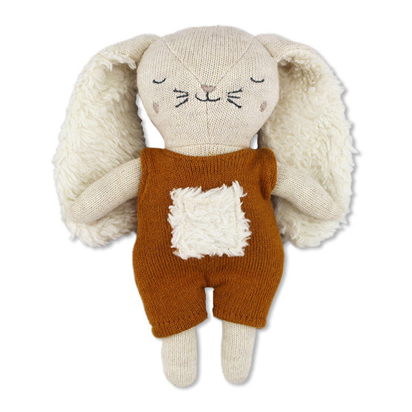 Babyrassel "Hase" mit rostbrauner Latzhose von Ava & Yves - Produktabbildung