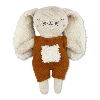 Babyrassel "Hase" mit rostbrauner Latzhose von Ava & Yves - Produktabbildung