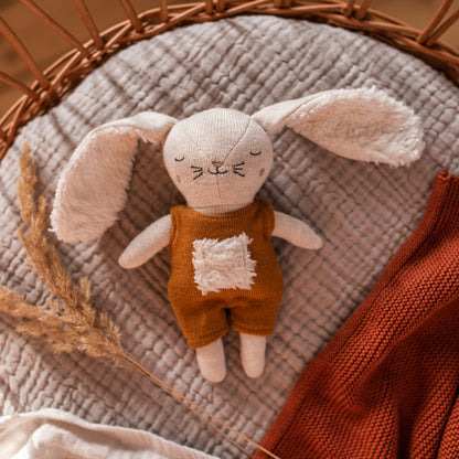 Babyrassel "Hase" mit rostbrauner Latzhose von Ava & Yves - weiches Babyspielzeug, ideales Geschenk zur Geburt