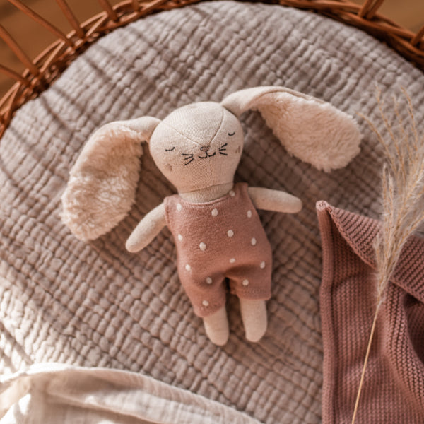 Babyrassel "Hase" mit Latzhose in altrosa von Ava & Yves - weiches Babyspielzeug, ideal als Geschenk zur Geburt.