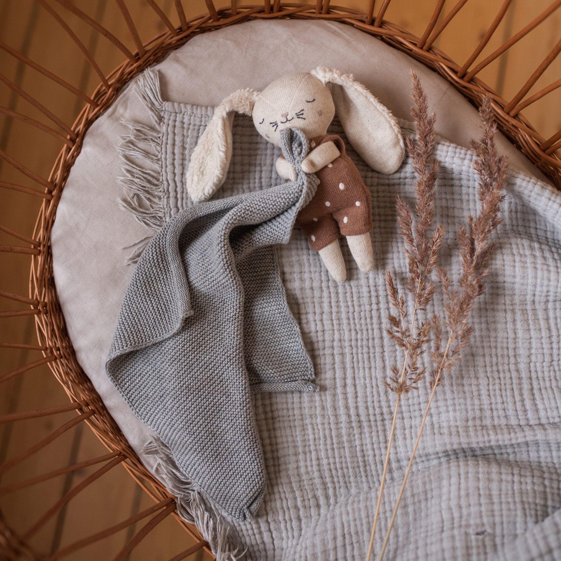 Graues Kuscheltuch mit Hase von Ava & Yves - ideales Geschenk zur Geburt oder Taufe